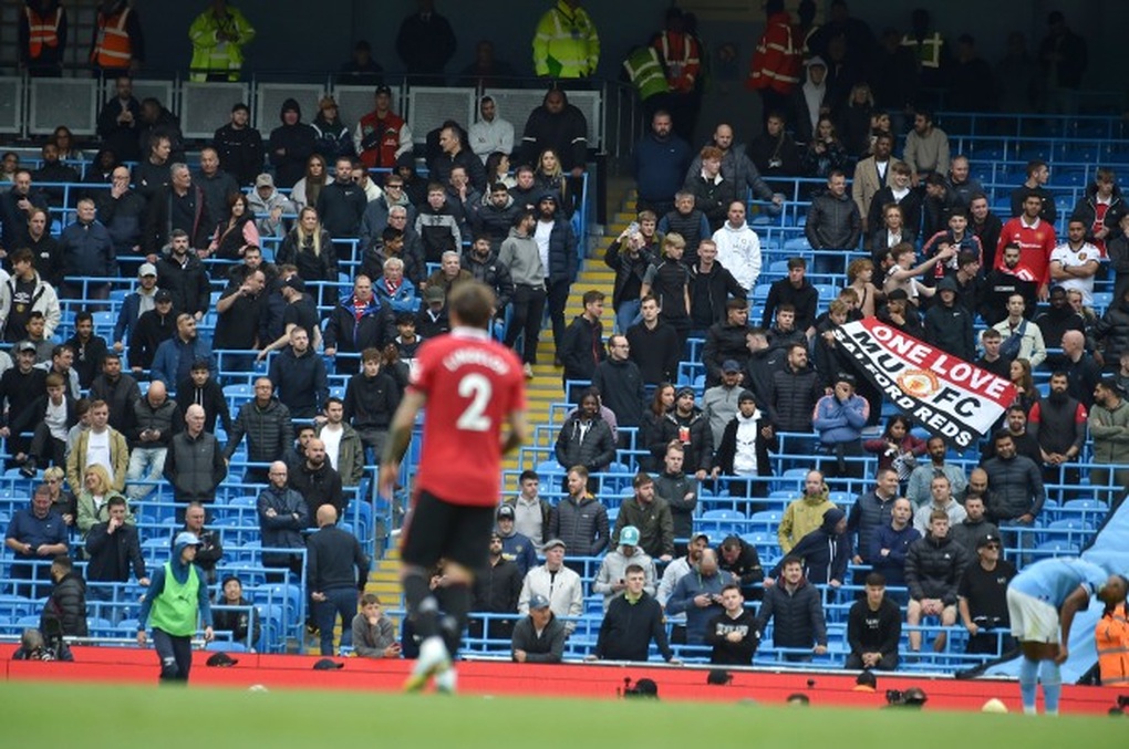 Đội nhà thủng lưới liên tục, cổ động viên Man Utd thất vọng bỏ về sớm - 2 Đội nhà thủng lưới liên tục, cổ động viên Man Utd thất vọng bỏ về sớm - 2