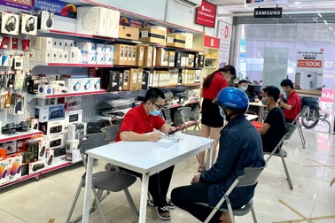 Cửa hàng di động, máy tính ở TPHCM "vào việc" ngay trong ngày đầu mở cửa