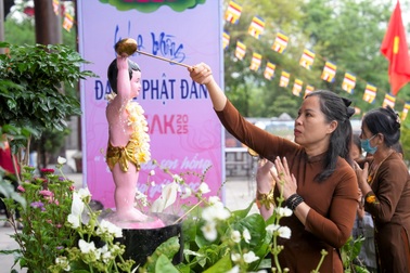 Hàng nghìn người chiêm bái, tắm Phật mừng đại lễ Phật đản tại chùa Bái Đính
