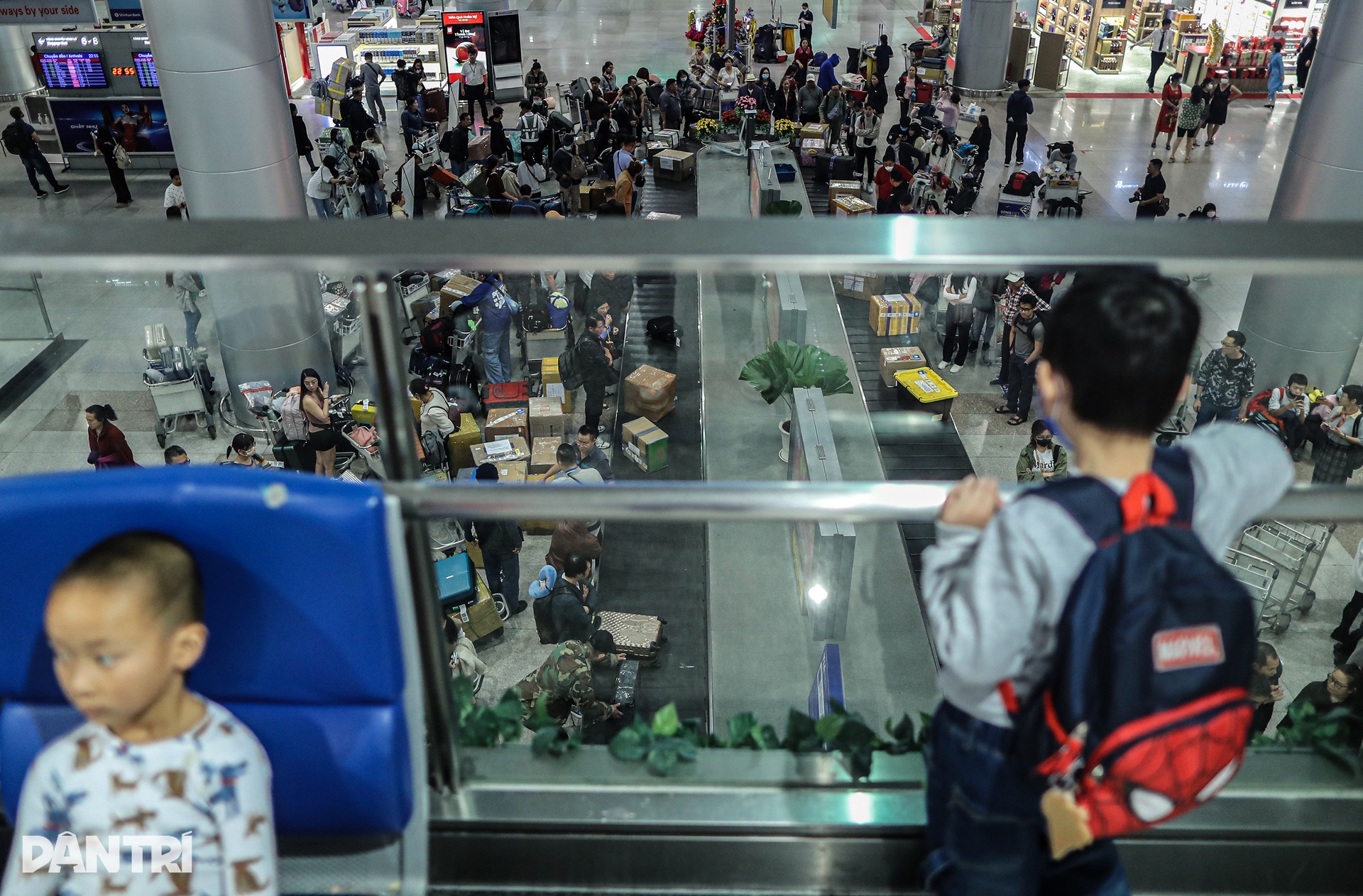 Sân bay Tân Sơn Nhất chật ních người vào giữa đêm - 5