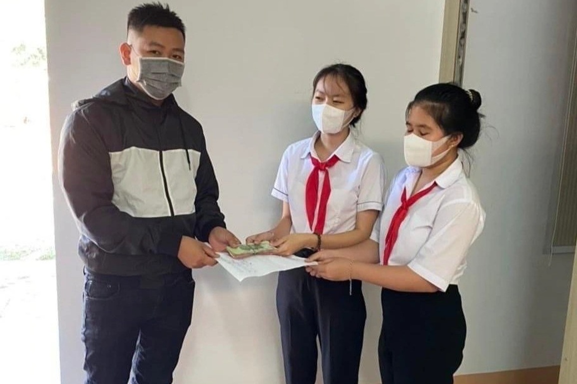 Nhặt được tiền, hai nữ sinh đến nhờ công an tìm người đánh rơi - 1 Nhặt được tiền, hai nữ sinh đến nhờ công an tìm người đánh rơi - 1
