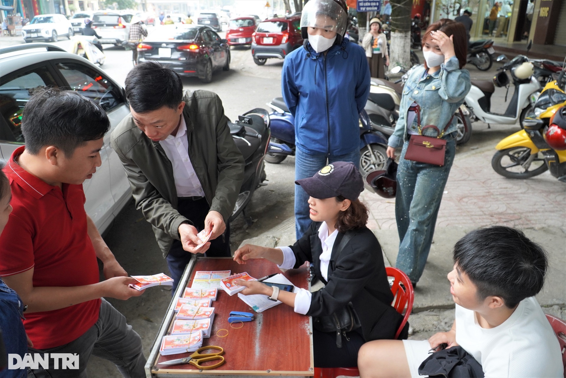 Bà bán xôi tam sên lãi 9 triệu đồng trong sáng ngày vía Thần Tài - 10 Bà bán xôi tam sên lãi 9 triệu đồng trong sáng ngày vía Thần Tài - 10