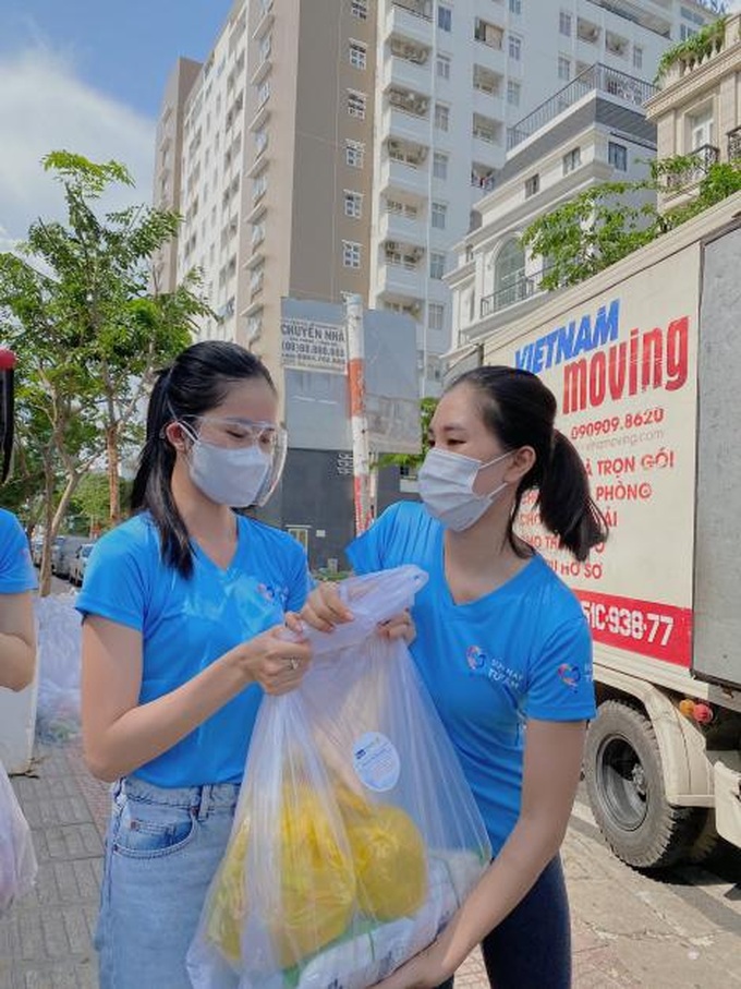 Hoa hậu Tiểu Vy, Á hậu Phương Anh tặng 50 tấn gạo cho công nhân nghèo - Ảnh 2.