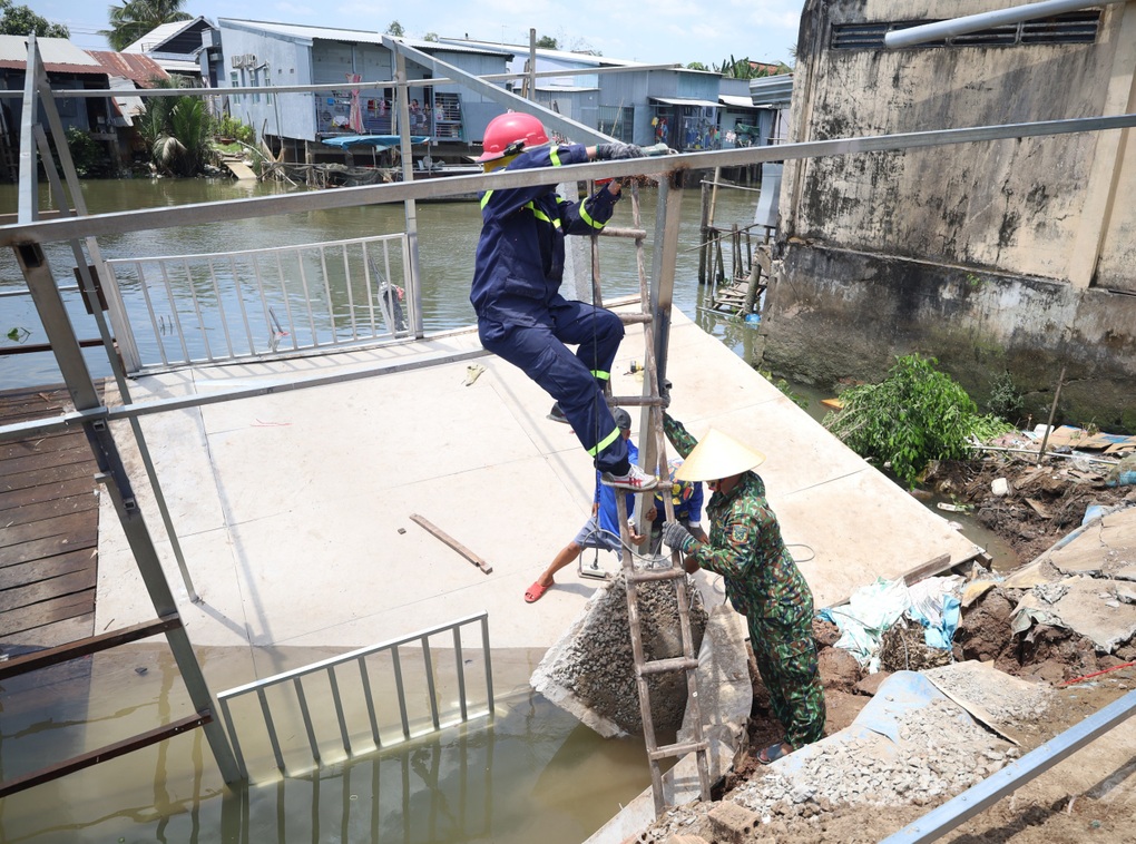 Khoảnh khắc nhà bị sụp xuống sông ở Cần Thơ - 2 Khoảnh khắc nhà bị sụp xuống sông ở Cần Thơ - 2