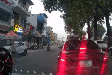 Lấn làn ngược chiều để vượt, xe tải đâm người đi bộ ngã nhào