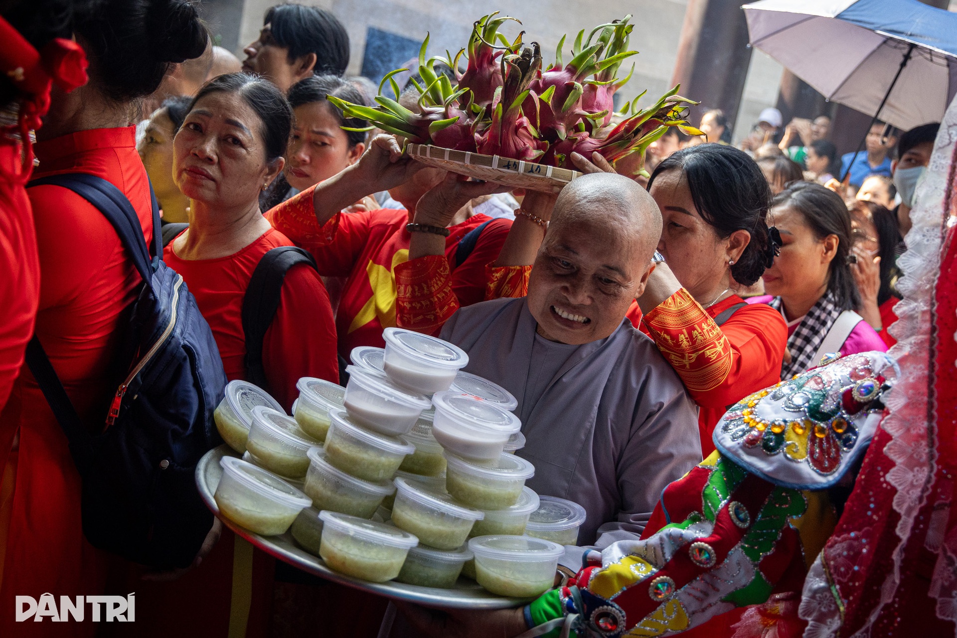 Hàng nghìn người đổ về đền tưởng niệm các Vua Hùng ở TPHCM dâng hương - 9