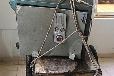 Giáo viên trộm két sắt của trường mình dạy học