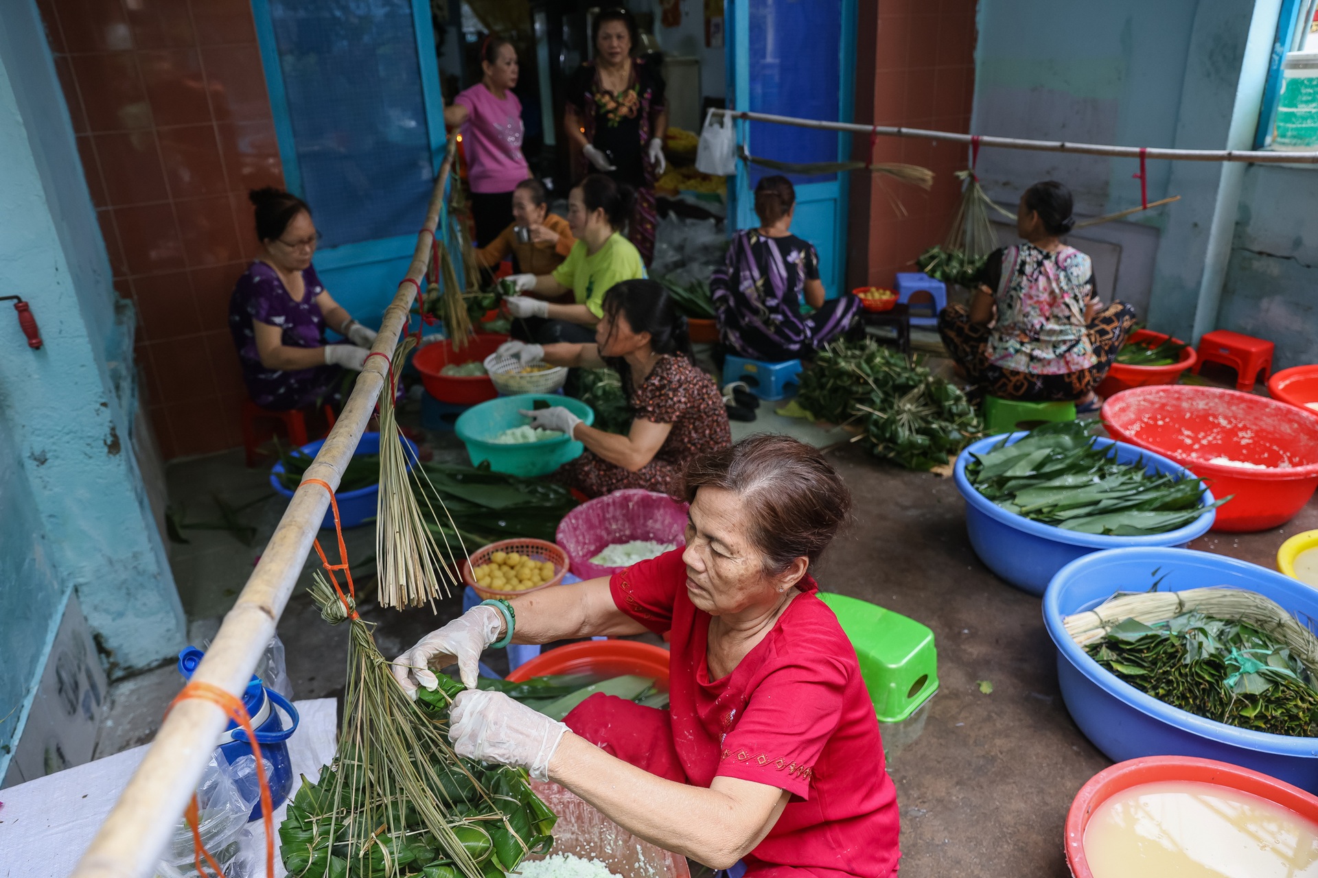 Hơn nửa thế kỷ giữ lửa nồi bánh ú lá tre dịp Tết Đoan Ngọ - 2 Hơn nửa thế kỷ giữ lửa nồi bánh ú lá tre dịp Tết Đoan Ngọ - 2