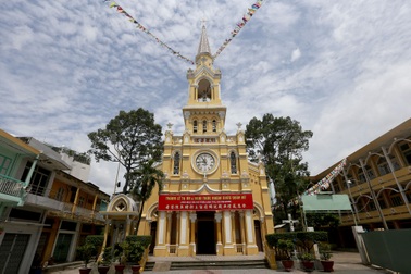 Nhà thờ hơn trăm tuổi, trầm mặc giữa Sài Gòn sôi động