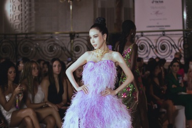 Hoàng Dung làm vedette trên sàn diễn Tuần lễ Thời trang London