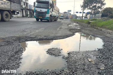 Đường kết nối sân bay Long Thành xuống cấp, dày đặc "ổ gà, ổ voi"