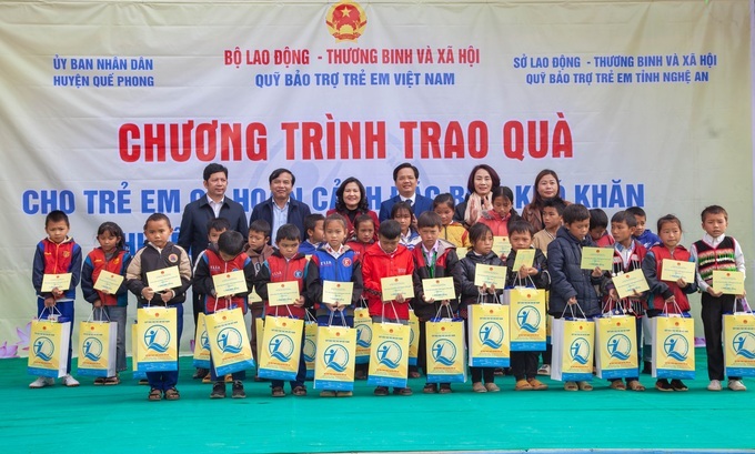 Thứ trưởng Nguyễn Thị Hà thăm và tặng quà cho các em nhỏ có hoàn cảnh khó khăn tại Nghệ An.