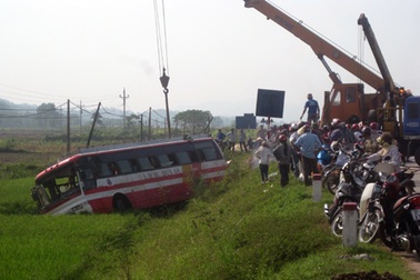 Xe lao xuống ruộng, 20 hành khách hú vía