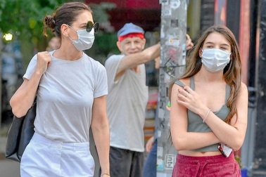 15 tuổi, Suri Cruise khoe chân thon, dáng chuẩn như người mẫu