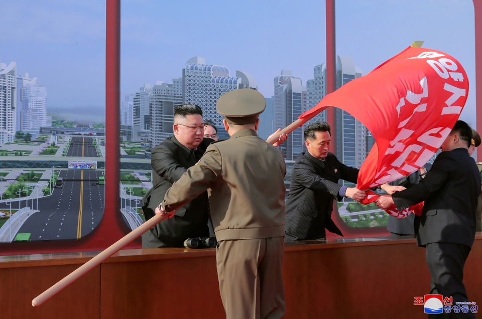 Ông Kim Jong-un khởi công dự án 10.000 căn hộ cho dân - 2 Ông Kim Jong-un khởi công dự án 10.000 căn hộ cho dân - 2