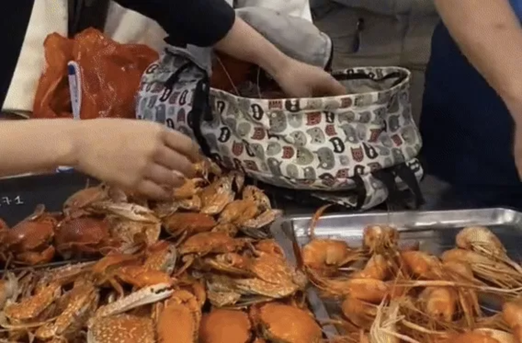 Ăn buffet, xách 10 kg hải sản mang về: Khi miếng ăn là miếng... tồi tàn! - 1 Ăn buffet, xách 10 kg hải sản mang về: Khi miếng ăn là miếng... tồi tàn! - 1