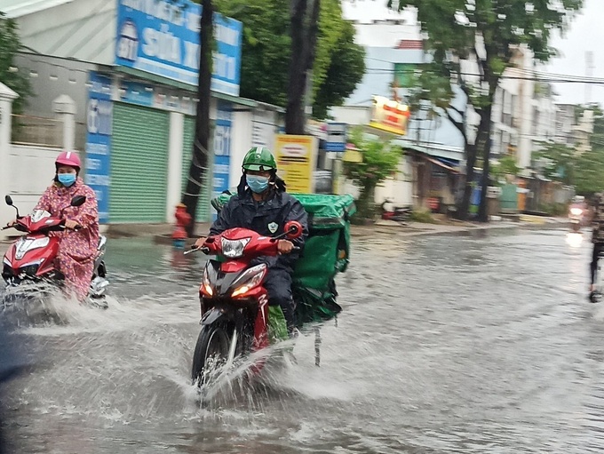 Áp thấp nhiệt đới đổi hướng, khả năng mạnh lên thành bão - Ảnh 1.