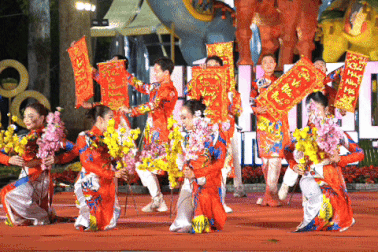 Đêm khai mạc Hội Hoa Xuân TPHCM 2026 gây ấn tượng mạnh với du khách quốc tế