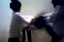 Lại ồn ào clip nữ sinh bị bạn đánh, lột quần áo dã man