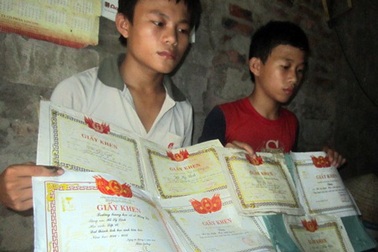 Cha trọng bệnh, mẹ lam lũ, sự học của hai con trai trở nên dang dở