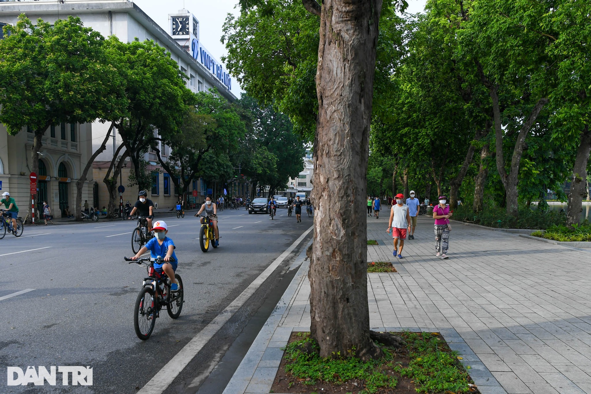 Người dân Hà Nội nườm nượp ra đường tập thể dục sau lệnh nới lỏng - 11 Người dân Hà Nội nườm nượp ra đường tập thể dục sau lệnh nới lỏng - 11