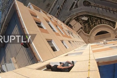 Xem vận động viên thực hiện cú nhảy nguy hiểm qua hai tòa nhà