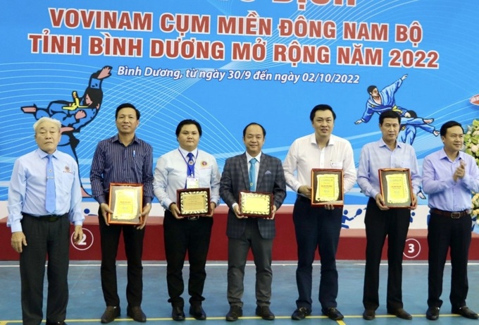 Liên đoàn Vovinam Việt Nam và Lãnh đạo tỉnh Bình Dương trao lưu niệm cho Ban tổ chức giải.