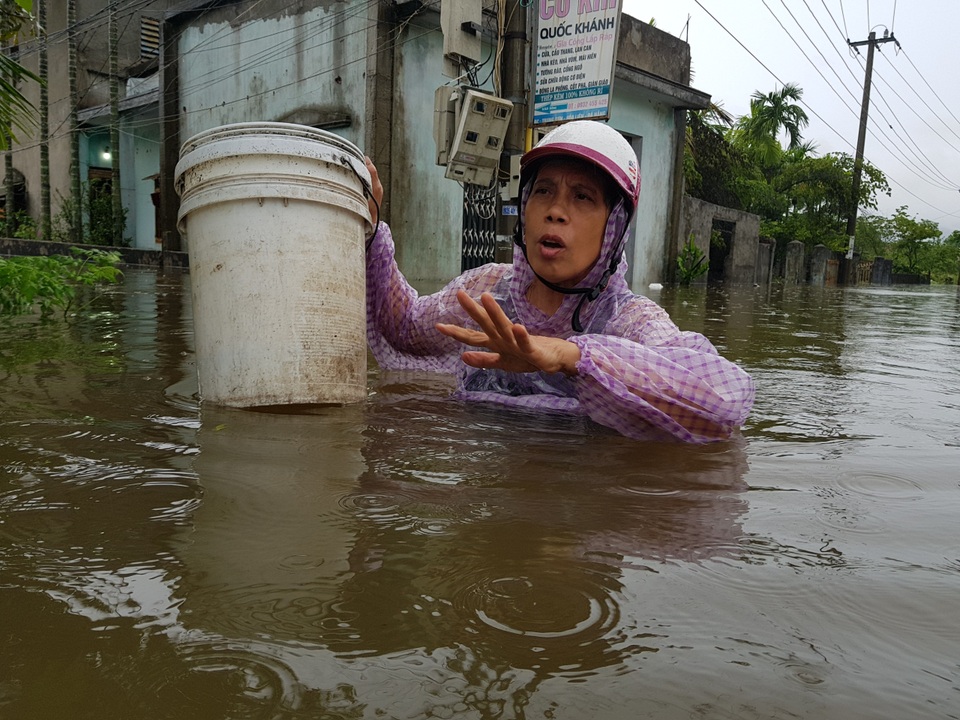 Cận cảnh nước lũ dâng cao ngang ngực ở nhiều tỉnh miền Trung - 4 Cận cảnh nước lũ dâng cao ngang ngực ở nhiều tỉnh miền Trung - 4