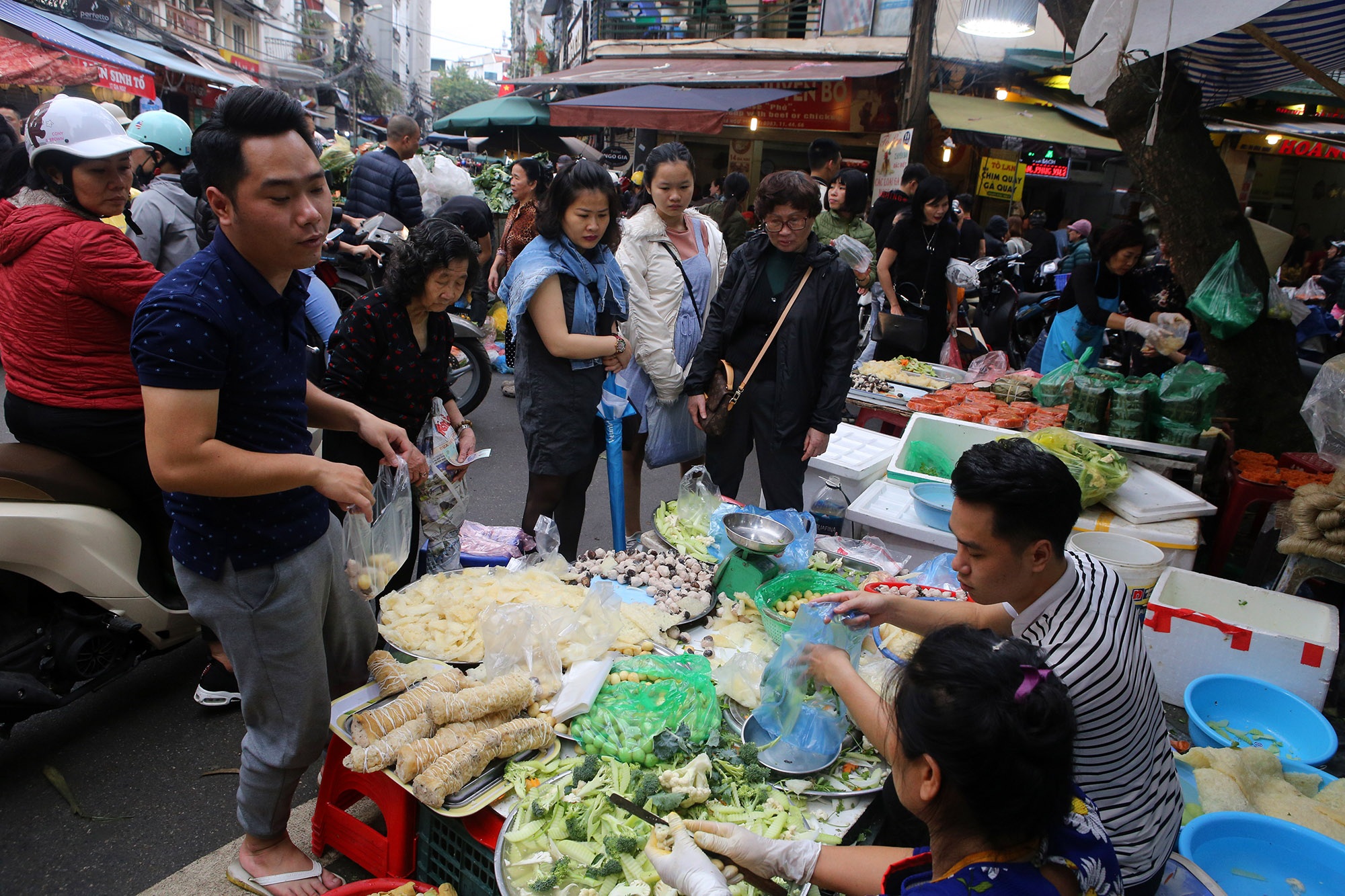 Người Hà Nội chen chân trong phiên chợ cuối cùng của năm - 10