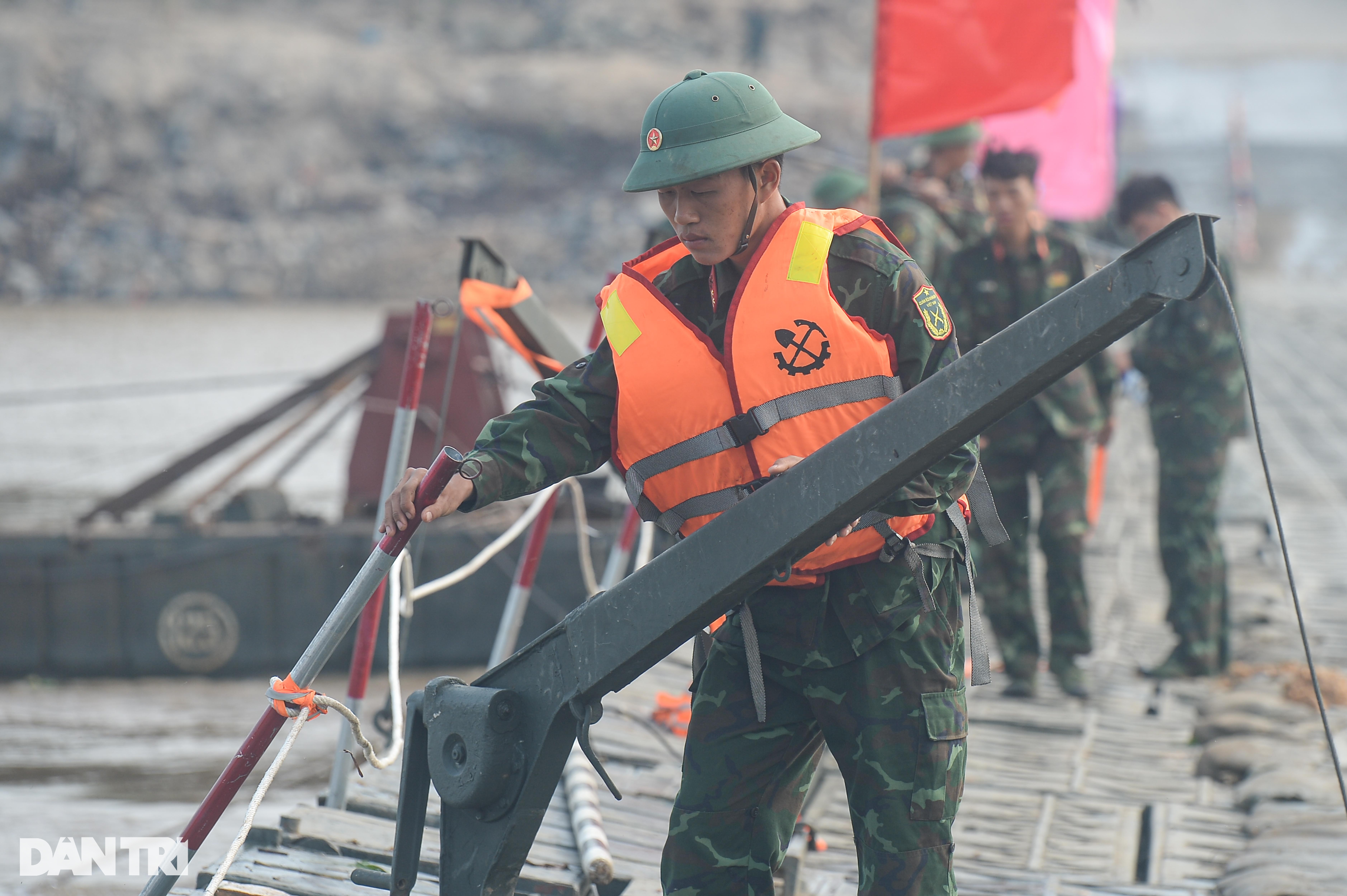 View - Dòng người và phương tiện nườm nượp qua cầu phao Phong Châu | Báo Dân trí