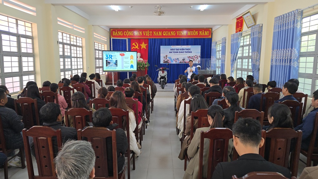 Honda Việt Nam trao hơn 1.000 mũ bảo hiểm cho học sinh lớp một khu vực Tây Nguyên - 4 Honda Việt Nam trao hơn 1.000 mũ bảo hiểm cho học sinh lớp một khu vực Tây Nguyên - 4