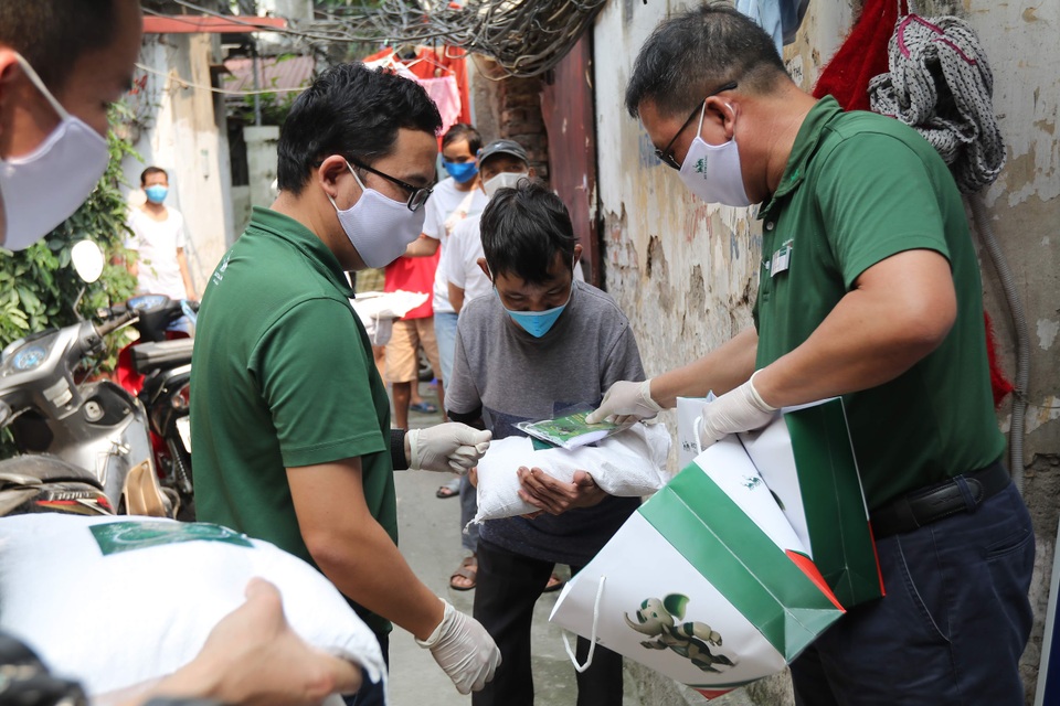 Khóa Huy Hoàng trao hàng trăm suất quà cho bệnh nhân nghèo xóm chạy thận - 2