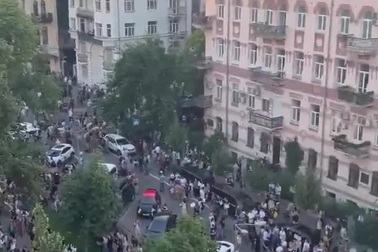 Hàng nghìn người biểu tình bên ngoài Văn phòng ông Zelensky tại Kiev