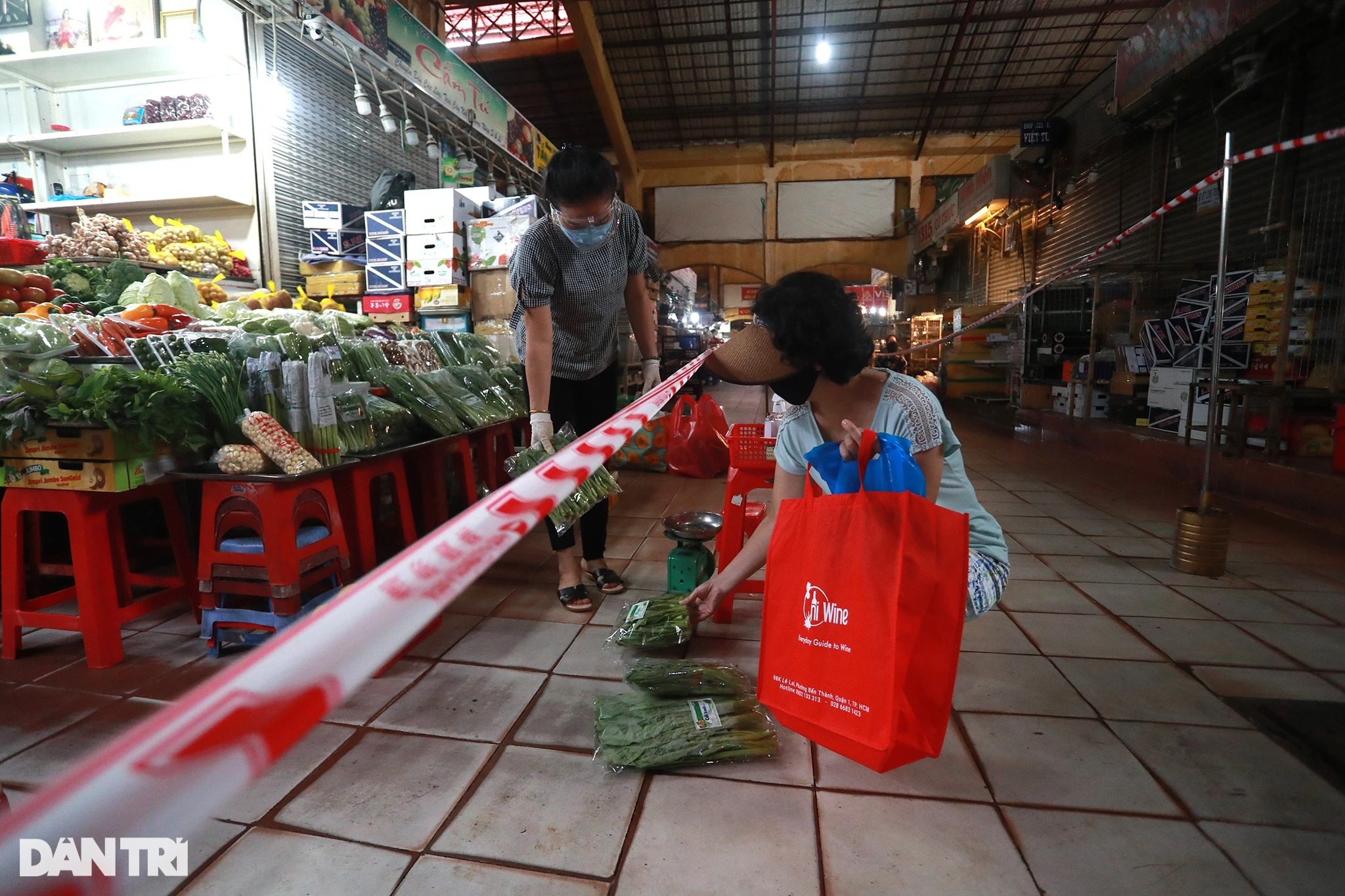 Chợ Bến Thành hoạt động trở lại sau 3 tháng đắp chiếu vì dịch Covid-19 - 14 Chợ Bến Thành hoạt động trở lại sau 3 tháng đắp chiếu vì dịch Covid-19 - 14