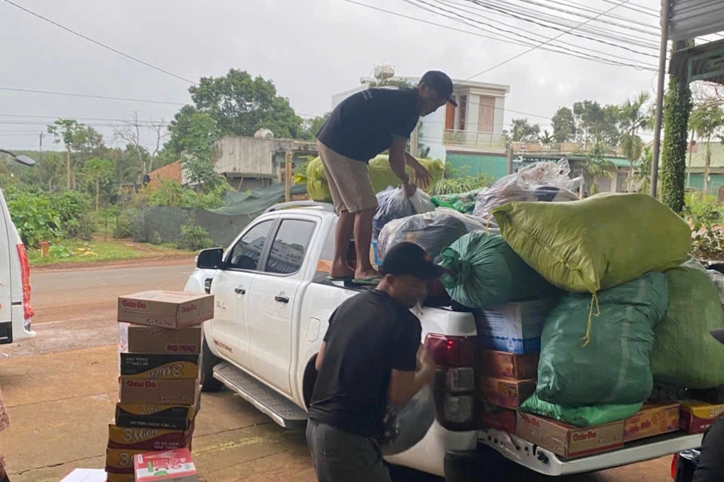 Tài xế đánh liều mượn xe, chở hàng từ thiện miễn phí đến vùng lũ - 2