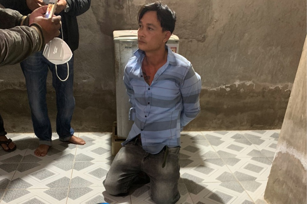 Kẻ cướp tiệm vàng để lấy tiền mua bia bị bắt - 1 Kẻ cướp tiệm vàng để lấy tiền mua bia bị bắt - 1