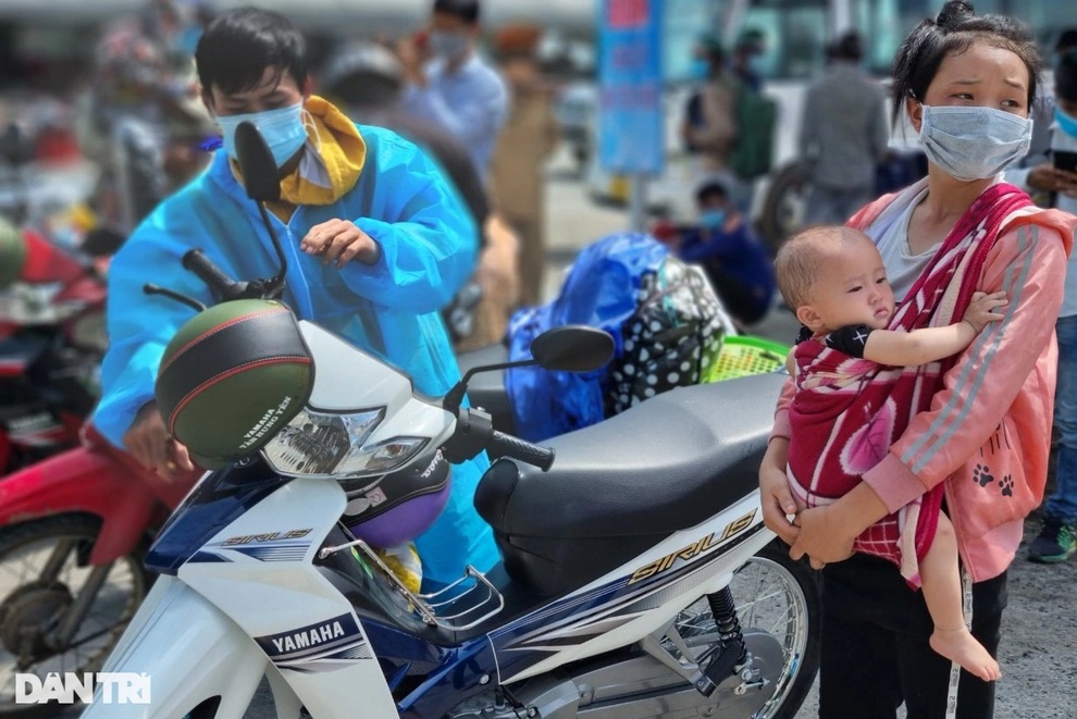 Bí thư Đà Nẵng trao chìa khóa xe máy tặng người dân đang trên đường về quê - 4 Bí thư Đà Nẵng trao chìa khóa xe máy tặng người dân đang trên đường về quê - 4
