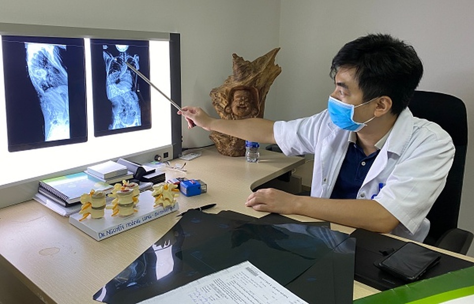 Mắc hội chứng hiếm gặp, bé gái Hà Nội có cột sống cong như chữ S - 2 Mắc hội chứng hiếm gặp, bé gái Hà Nội có cột sống cong như chữ S - 2