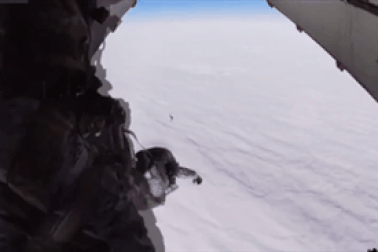 Màn nhảy dù lịch sử từ độ cao 10.000 mét của lính Nga ở Bắc Cực