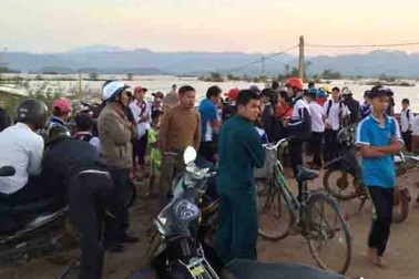 Khẩn trương tìm kiếm 2 học sinh bị nước cuốn trôi