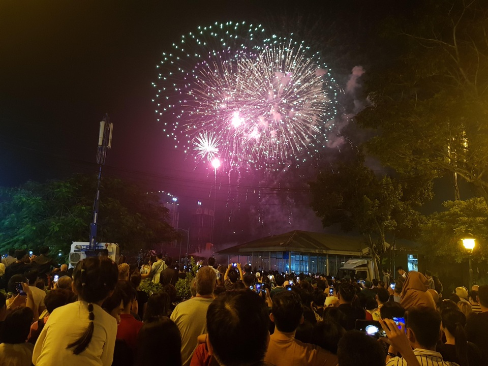 Biển người hân hoan chào năm mới 2020 - 2 Biển người hân hoan chào năm mới 2020 - 2
