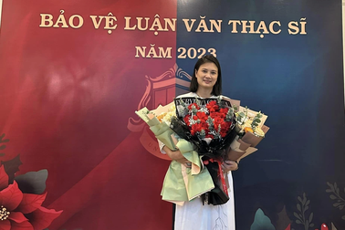 Hoa khôi bóng chuyền Kim Huệ tươi trẻ hoàn thành luận văn ở tuổi 41