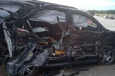 Xe 7 chỗ "nát bét" sau va chạm với xe container, 3 người trọng thương