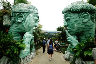 Xem người miệt thứ làm du lịch