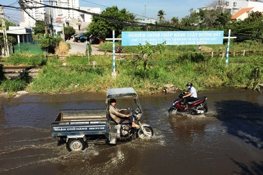 Bì bõm lội nước ngập giữa mùa khô ở Sài Gòn
