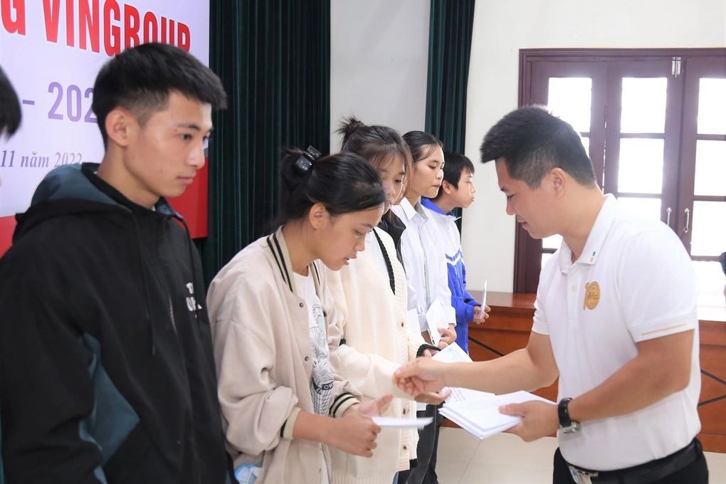 Hàng trăm suất học bổng tiếp sức học sinh, sinh viên nghèo hiếu học - 1 Hàng trăm suất học bổng tiếp sức học sinh, sinh viên nghèo hiếu học - 1