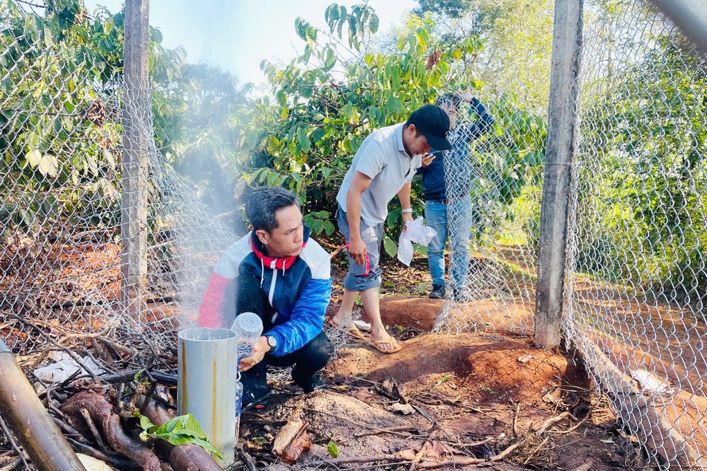 Giếng khoan lạ ở Gia Lai vẫn phun cột nước cao 7m suốt cả tháng - 3 Giếng khoan lạ ở Gia Lai vẫn phun cột nước cao 7m suốt cả tháng - 3