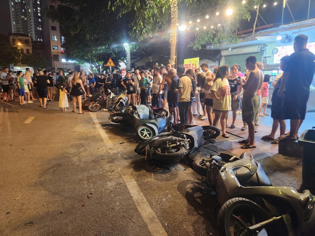 Vụ công an say xỉn lái ô tô tông 10 xe máy: Một nạn nhân nguy kịch - 1 Vụ công an say xỉn lái ô tô tông 10 xe máy: Một nạn nhân nguy kịch - 1