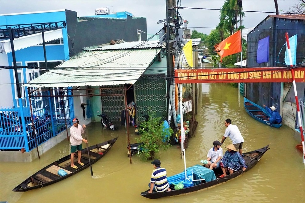 Lũ ập tới bất ngờ, người dân Tam Kỳ quay cuồng trong biển nước - 1 Lũ ập tới bất ngờ, người dân Tam Kỳ quay cuồng trong biển nước - 1