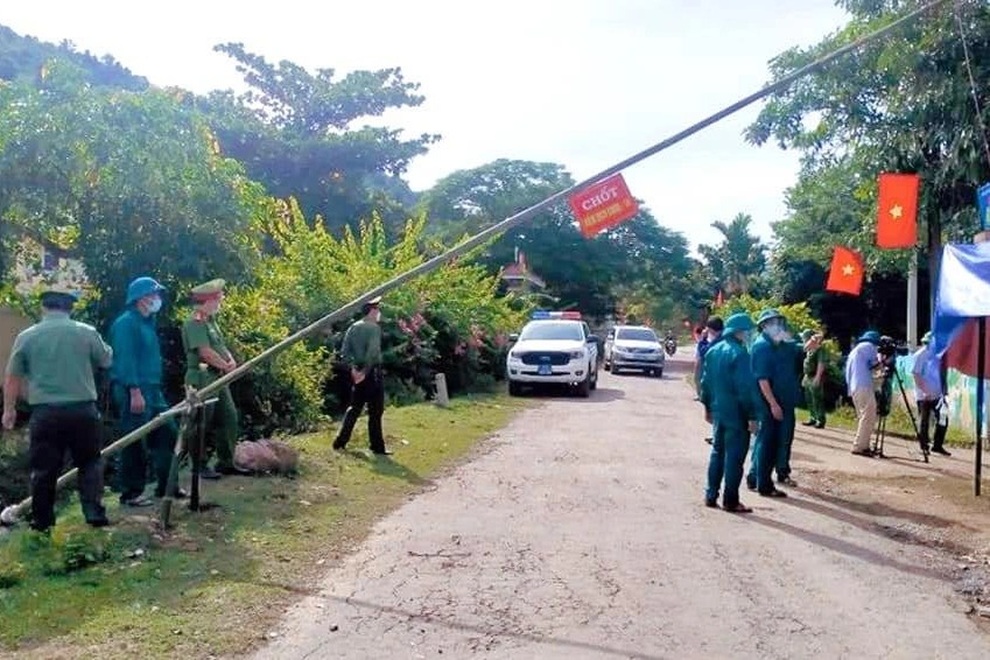 Huyện Kỳ Sơn lập các chốt kiểm tra người ra vào địa bàn (Ảnh: CTV). Huyện Kỳ Sơn lập các chốt kiểm tra người ra vào địa bàn (Ảnh: CTV).